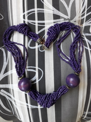 Näyttävä violetti retro kaulakoru