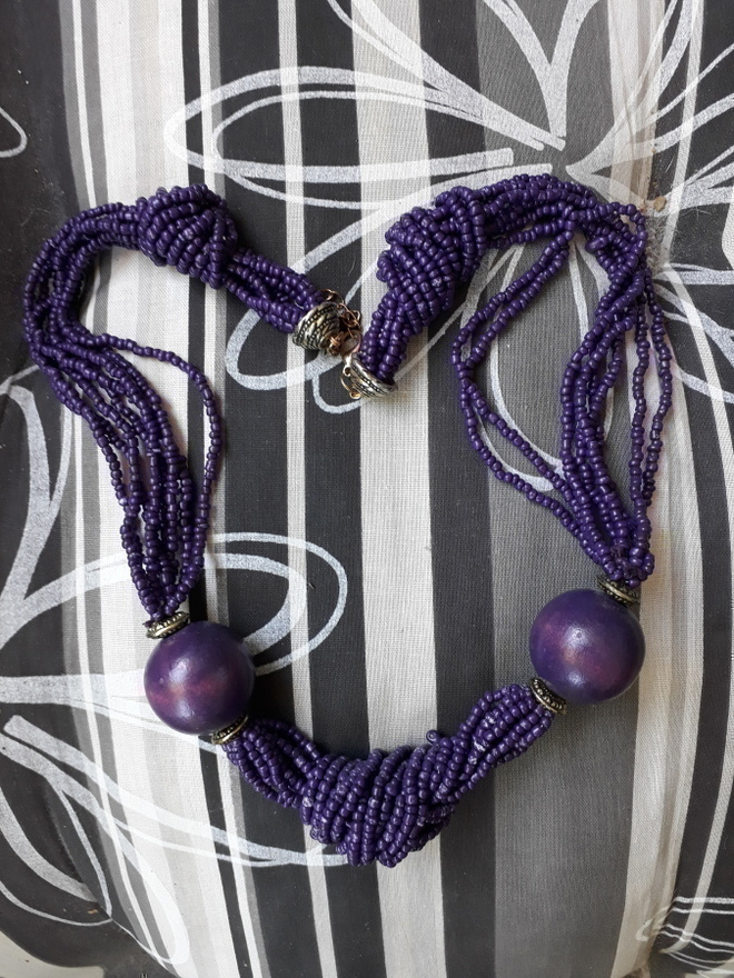 Näyttävä violetti retro kaulakoru