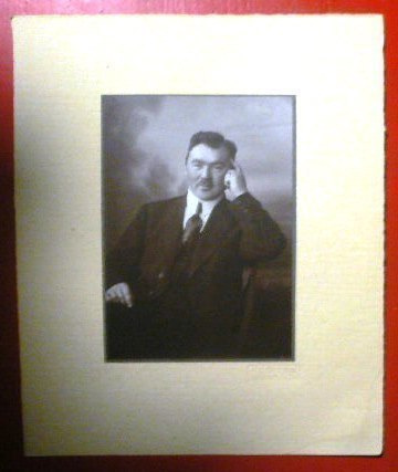 Foto - Elegantti herrasmies mietteliäänä