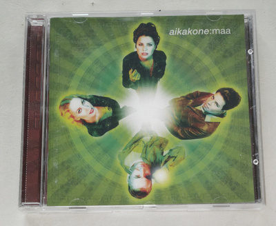 Aikakone – Maa