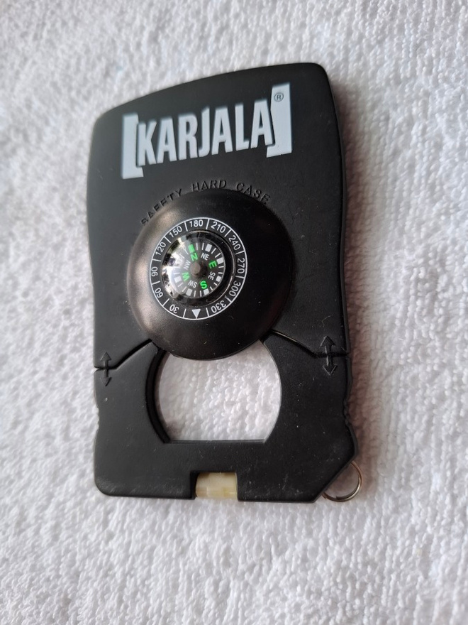 Karjala Luottokortin kokoinen monitoimilaite + kompassi
