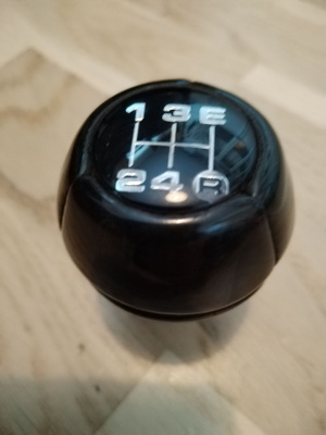 Audi 100 typ44 vaihdekepin nuppi 4+E-kaaviolla