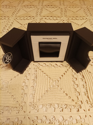 Erikoinen Raymond Weil box