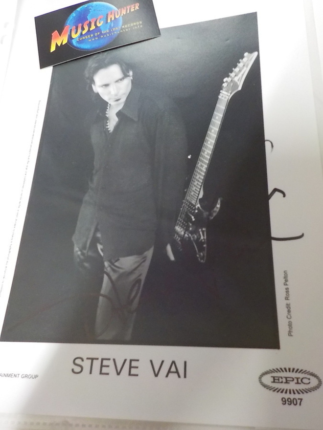 STEVE VAI B/W KUVA ITSE MESTARIN NIMMARILLA