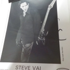STEVE VAI B/W KUVA ITSE MESTARIN NIMMARILLA - pikkukuva 1