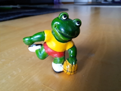 Kinder sammakko pallon kanssa