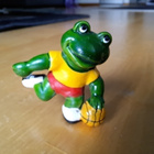Kinder sammakko pallon kanssa - pikkukuva 1