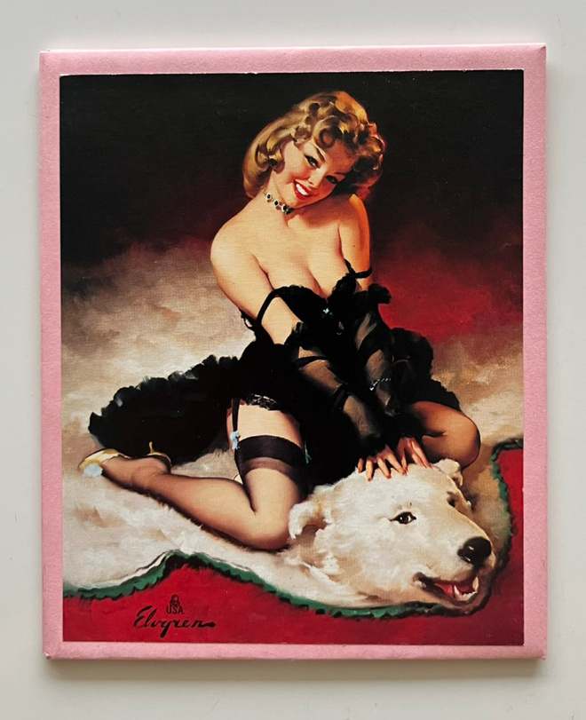 * Pin-up-magneetti * mustassa yöasussa taljan päällä *