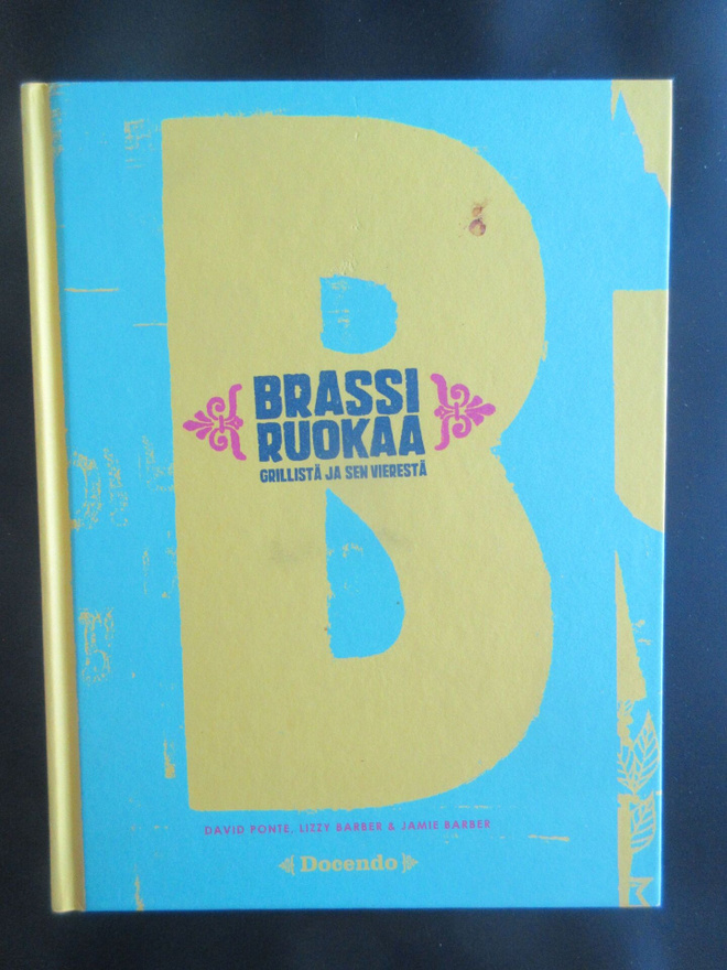 Brassi ruokaa grillistä ja sen vierestä.