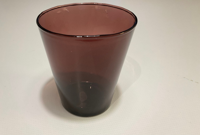 Wanha juomalasi, värilasia, viininpunainen