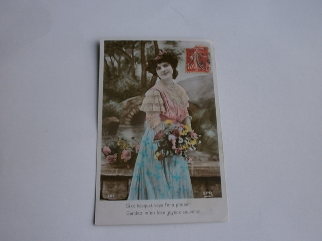 Leidillä kukkakimppu matkamuistona, vanha väripk, p. 1902
