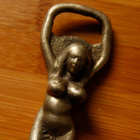 Messinkinen pullonavaaja nainen naisfiguuri - pikkukuva 2