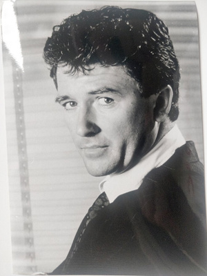 Pressikuva: Murha postiennakolla (Patrick Duffy)