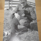 Sotilas ja karhunpentu1943 Äänislinnassa - pikkukuva 1