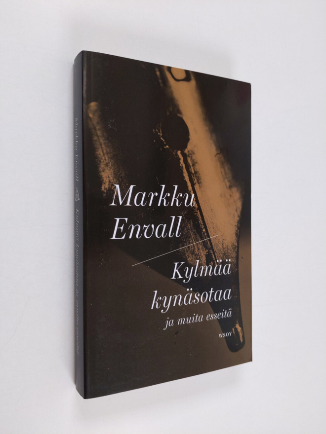 Markku Envall : Kylmää kynäsotaa : ja muita esseitä