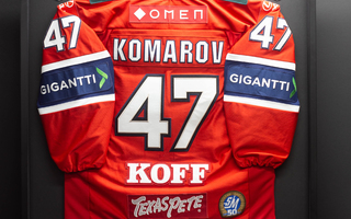 Leo Komarov, game worn pelipaita nimmarilla
