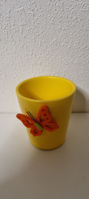 Pieni ruukku,jossa perhonen somiste