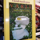 Temmes: VUODENAIKOJEN VÄRIT (Kudonnaisia) Sis.postikulut - pikkukuva 1