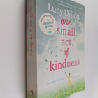 Lucy Dillon : One small act of kindness ...can make the w... - pikkukuva 1