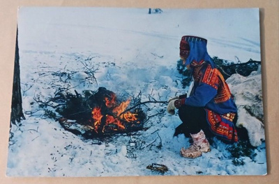Lappilaismies tulilla perinneasussa, väripk, p. 1982