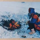 Lappilaismies tulilla perinneasussa, väripk, p. 1982 - pikkukuva 1