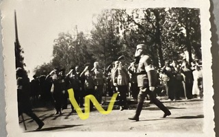 Valokuva kulkee kenraali Mannerheimin takana