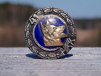 Hopeavärinen Emalinen koiramerkki. Halkaisija - 16 mm.