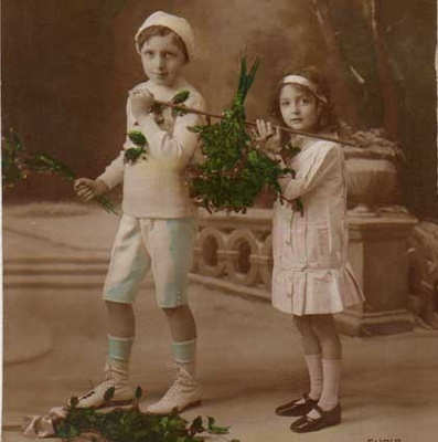 LAPSI / Valkokenkäinen poika, tyttö ja mistelit. 1910-l.