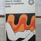 Timo K. Mukka - Maa on syntinen laulu (pokkari) - pikkukuva 1