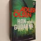 Jussi Adler-Olsen : Hon tackade gudarna - Thriller - pikkukuva 1
