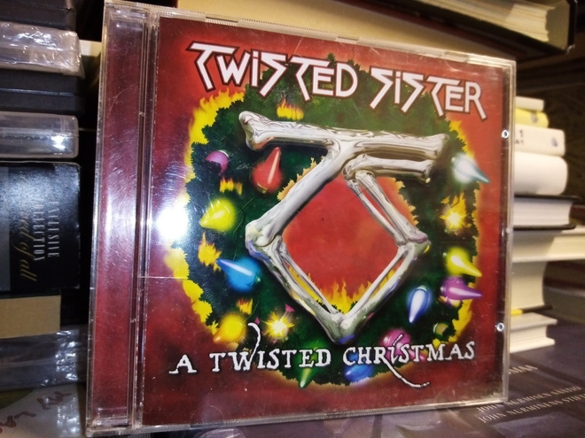 CD :  Twisted Sister :  A Twisted CHRISTMAS ( SIS POSTIKULU)