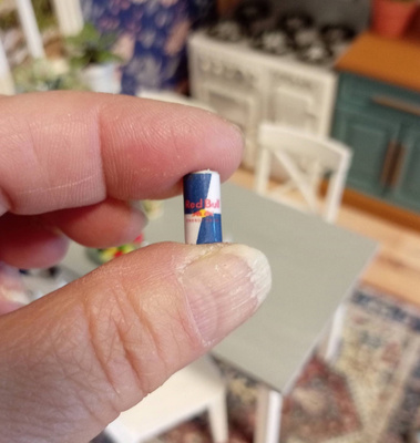 Nukkekoti miniatyyri energiajuoma 1:12