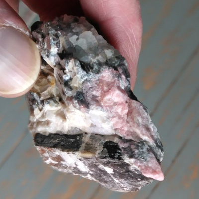Harvinainen keräilymineraali Väyryneniitti