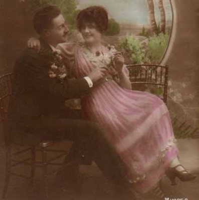 RAKKAUS / Kaunis tyttö käsi miehen kaulalla kesällä. 1910-l.