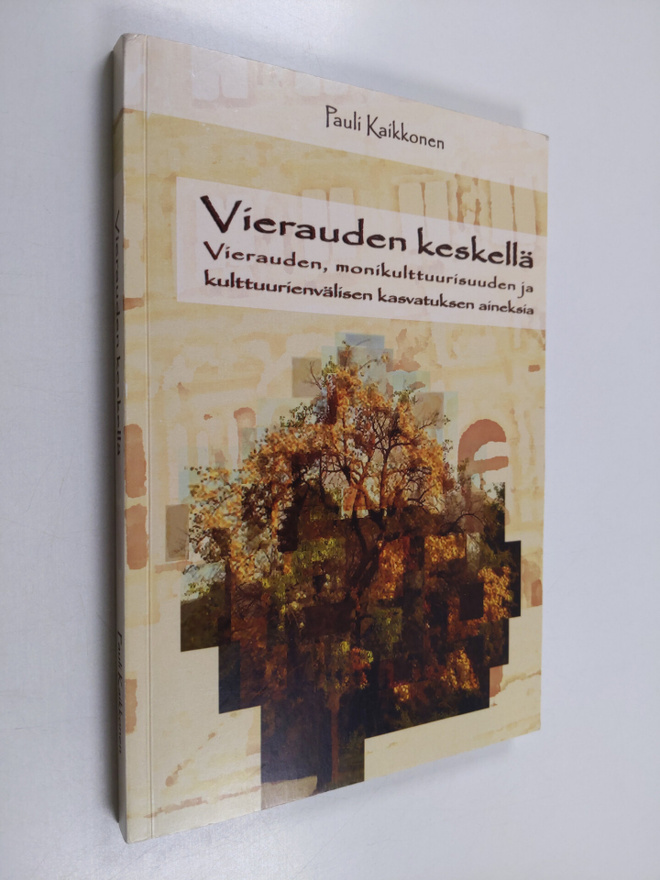 Pauli Kaikkonen : Vierauden keskellä : vierauden, monikul...