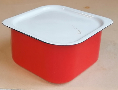Punainen Finel Jääkaappirasia