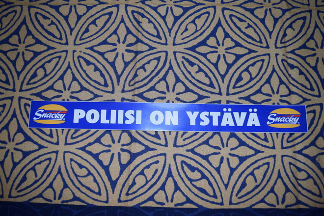 snacky hampurilaisketjun tarra Poliisi on ystävä