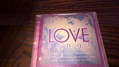 Love Songs tupla-CD-levy hienossa kunnossa