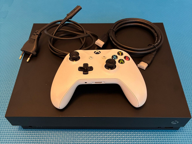 Xbox One X pelikonsoli, ohjain, kaapelit ja 7 peliä