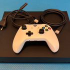 Xbox One X pelikonsoli, ohjain, kaapelit ja 7 peliä - pikkukuva 1