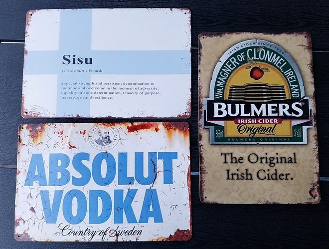 SISU Absolut Vodka ja Bulmers cider peltikyltit