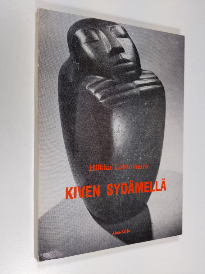 Hilkka Lehtovaara : Kiven sydämellä : runoja