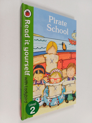 Mandy Ross ym. : Pirate School