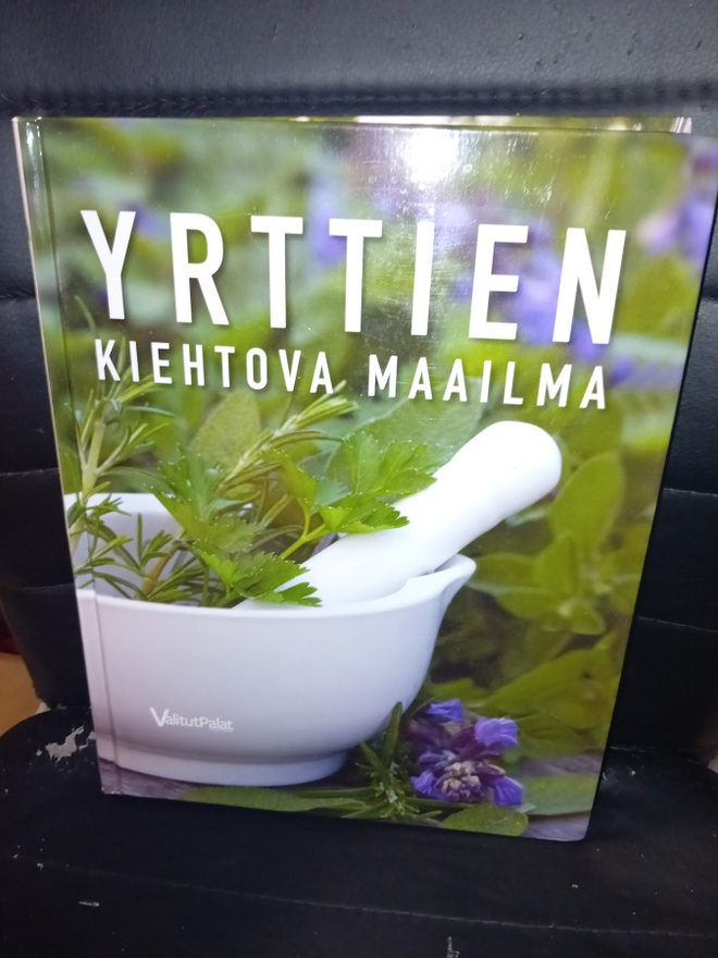 Yrttien kiehtova maailma ( SIS POSTIKULU ]