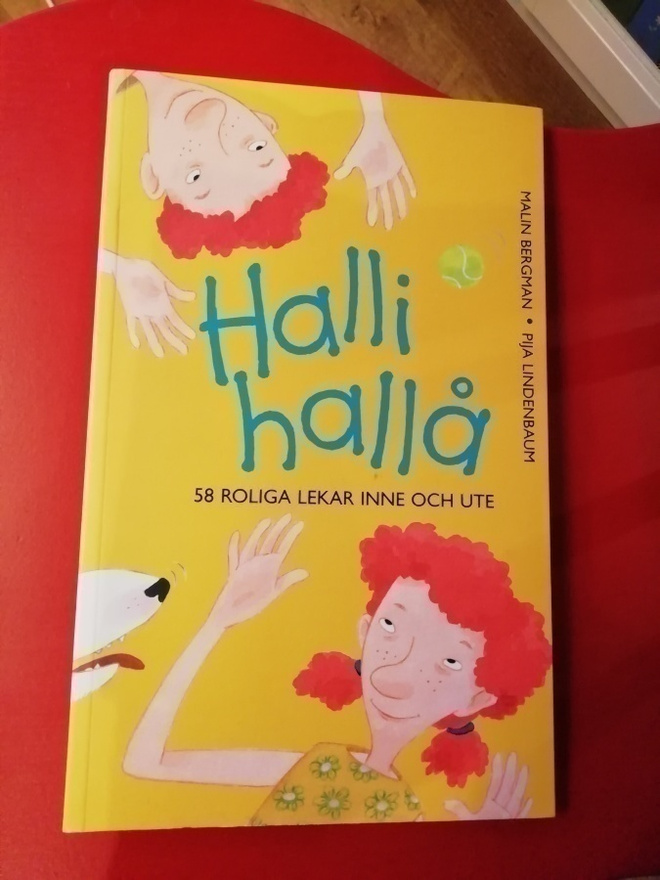 Rabén & Sjögren. Halli hallå. 58 roliga lekar inne och ute.