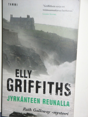 Elly Griffiths : JYRKÄNTEEN REUNALLA
