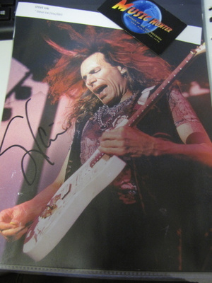 STEVE VAI KUVA NIMMARILLA