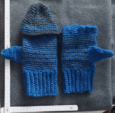 Alina´s Handmade hupullinen neulesormikas SININEN-HARMAA