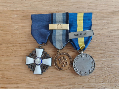 Suomen Valkoisen ruusun ritarimerkki + kaksi muuta