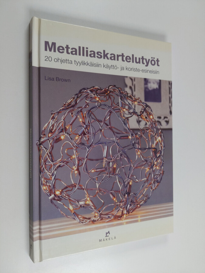 Lisa Brown : Metalliaskartelutyöt : 20 ohjetta tyylikkäis...